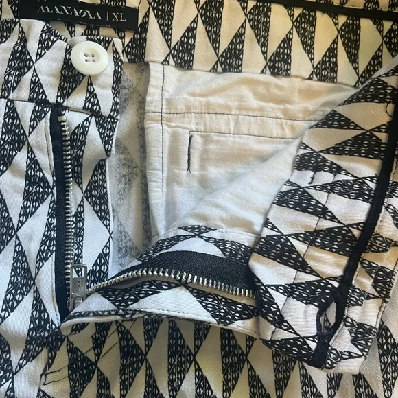 Manaola Black and White Geometric Men Shorts
Like a 
36 and fits perfectly 🤙🏾 - Picture 3 of 7